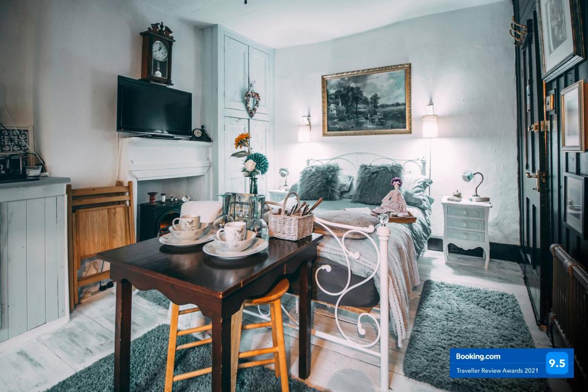 Wool Combers Rest & Brönte Parsonage - Haworth - Housity