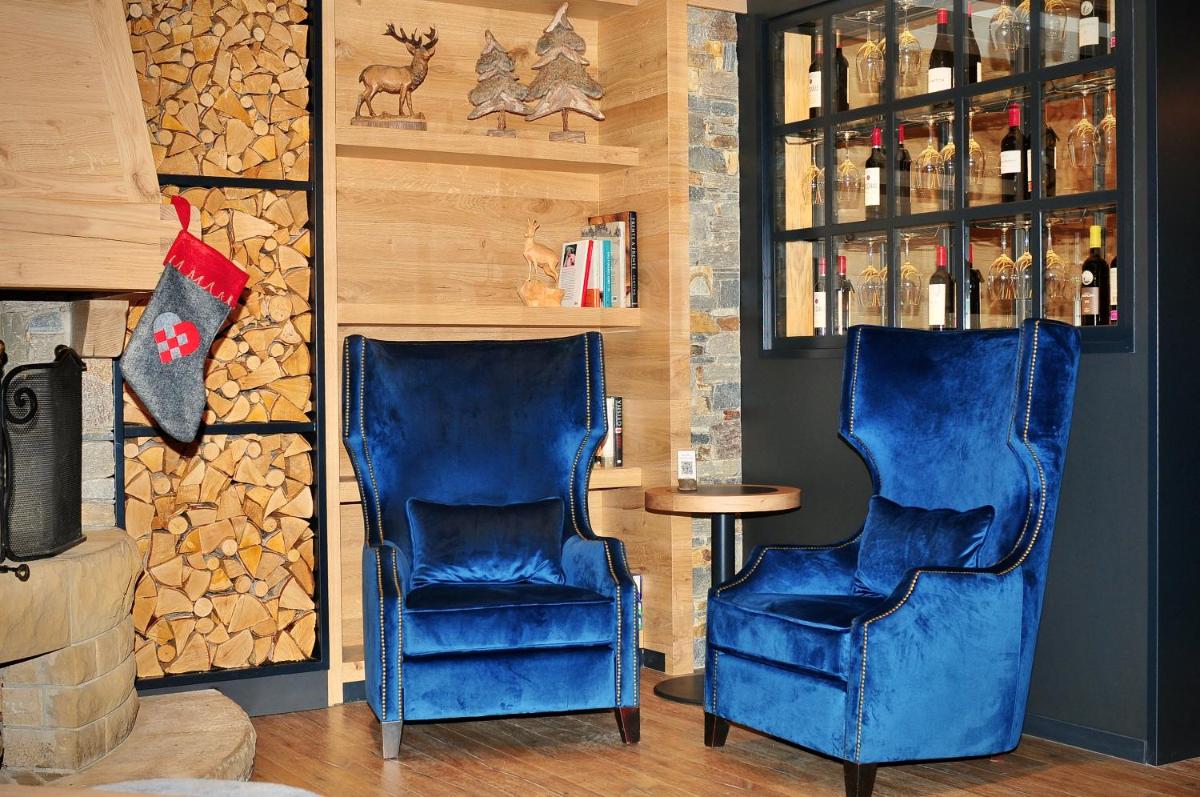 2 sillas azules y una mesa en una habitación en Hotel Petit Lacreu, en Salardú