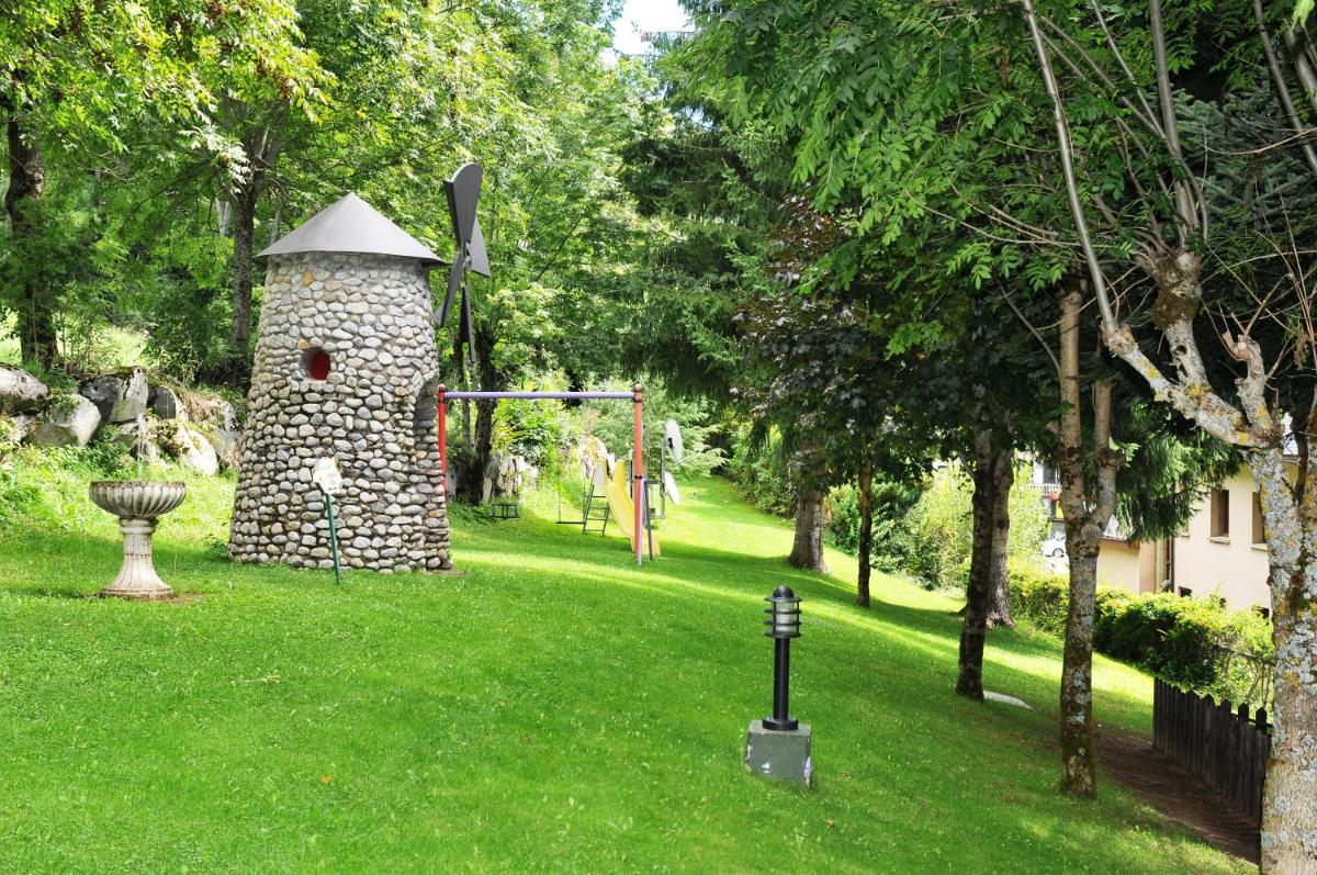 Jardín al aire libre en Hotel Petit Lacreu