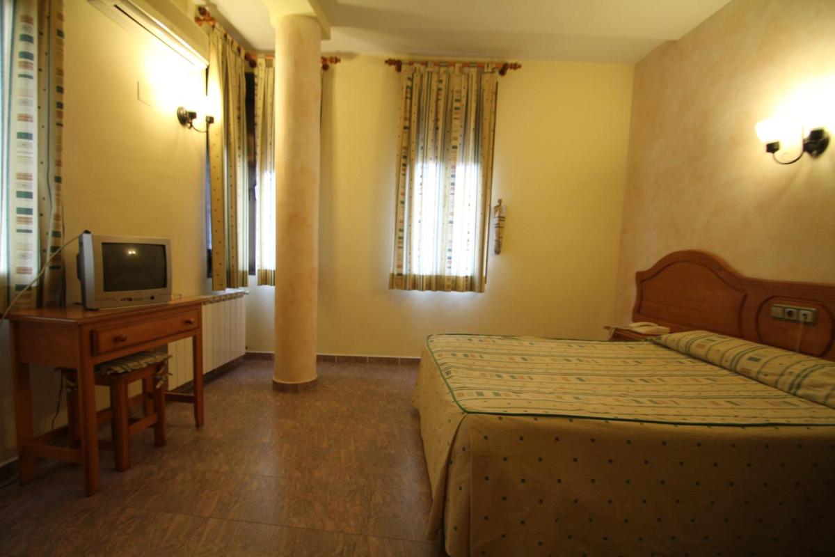 Hostal Restaurante Cuatro Caminos - Housity