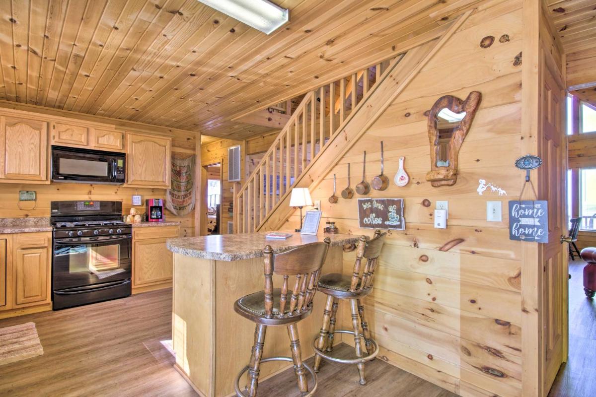 Large Cabin with Deck Overlooking Norfork Lake! - Housity