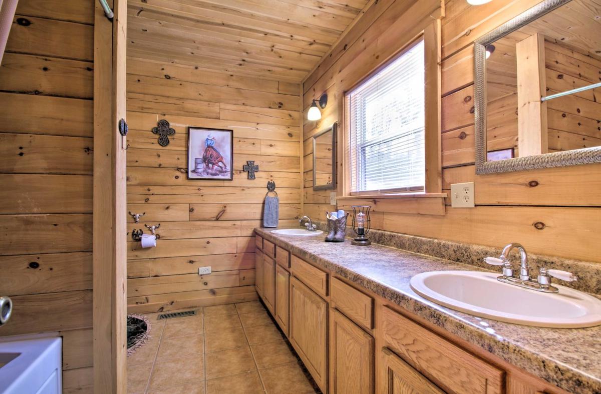 Large Cabin with Deck Overlooking Norfork Lake! - Housity