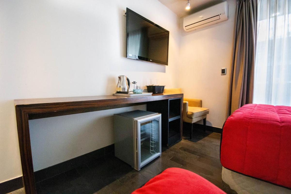 Tribeca Twin Room - Studio with Pool, Wifi, AC - Housity