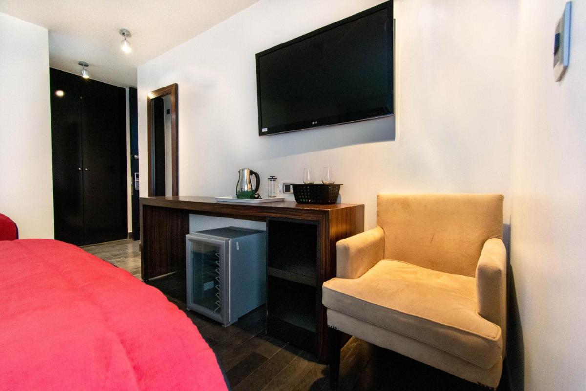 Tribeca Twin Room - Studio with Pool, Wifi, AC - Housity
