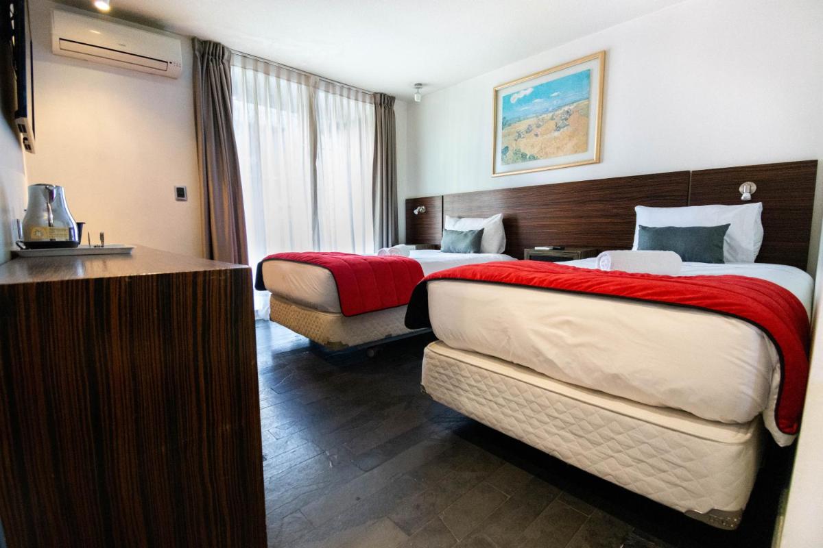 Tribeca Twin Room - Studio with Pool, Wifi, AC - Housity