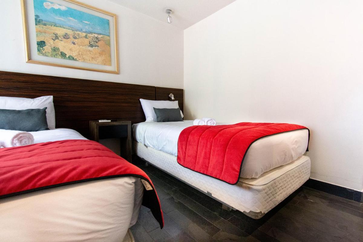 Tribeca Twin Room - Studio with Pool, Wifi, AC - Housity