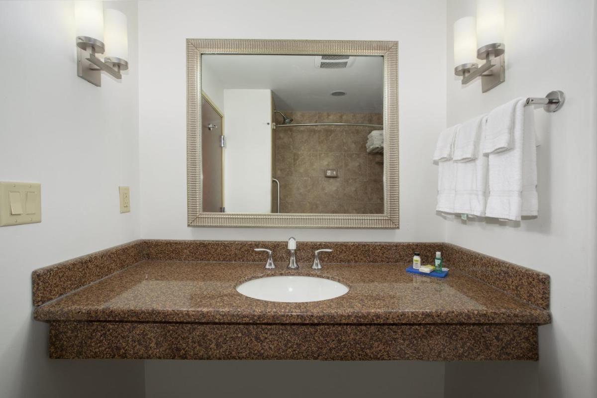 Holiday Inn Express Hotel & Suites Lander by IHG - Housity