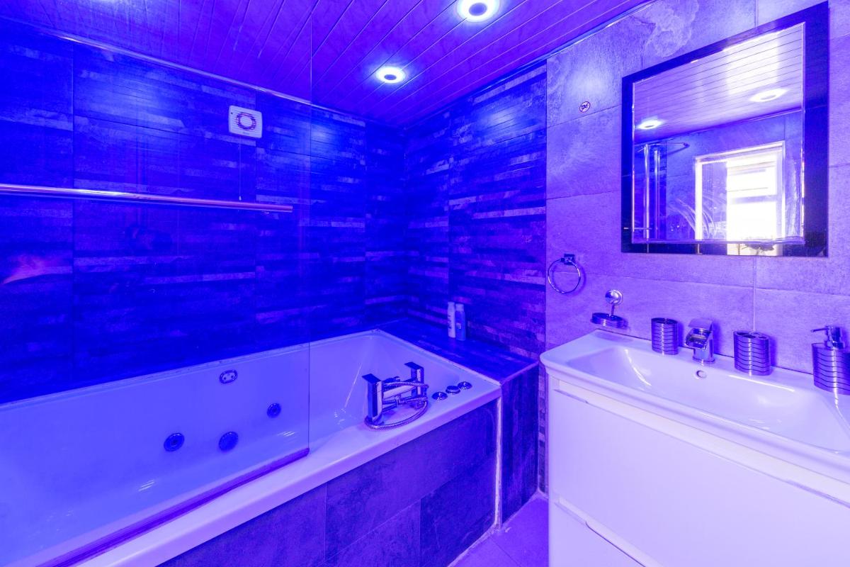 Luxury 4 bed house with Jacuzzi, we take deposits - Housity