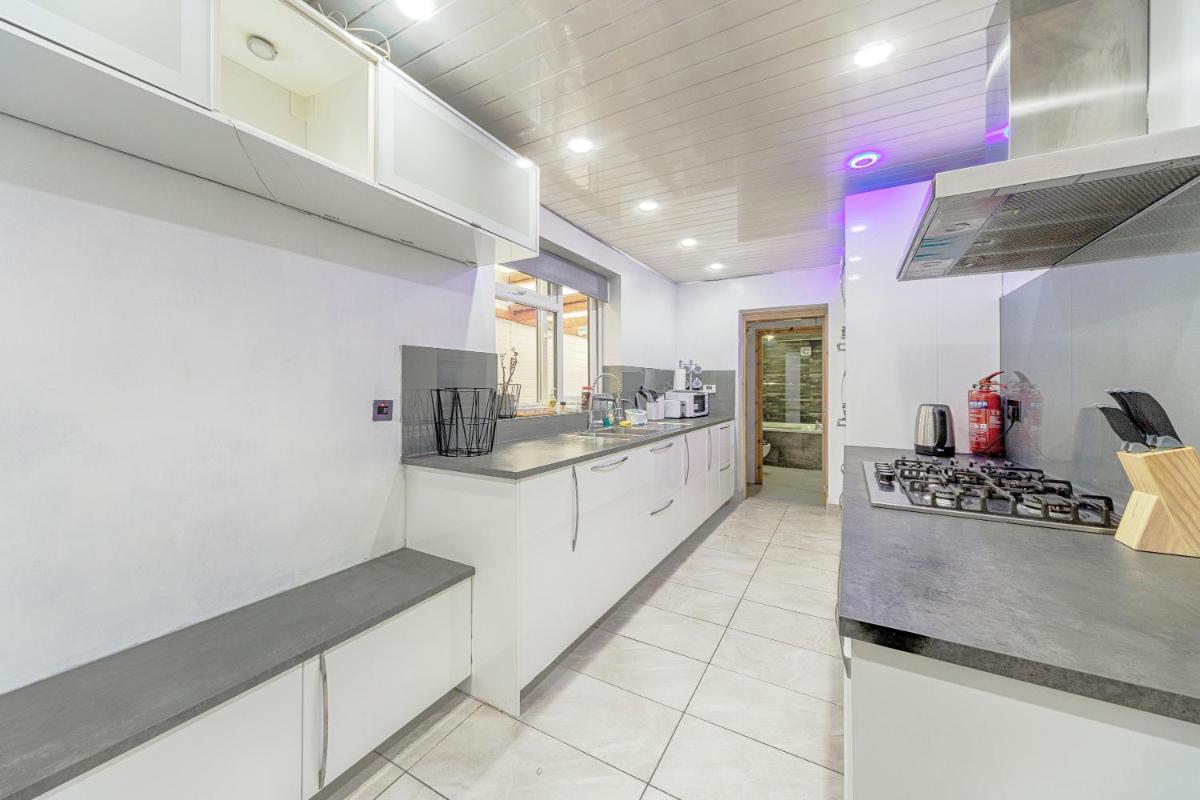 Luxury 4 bed house with Jacuzzi, we take deposits - Housity