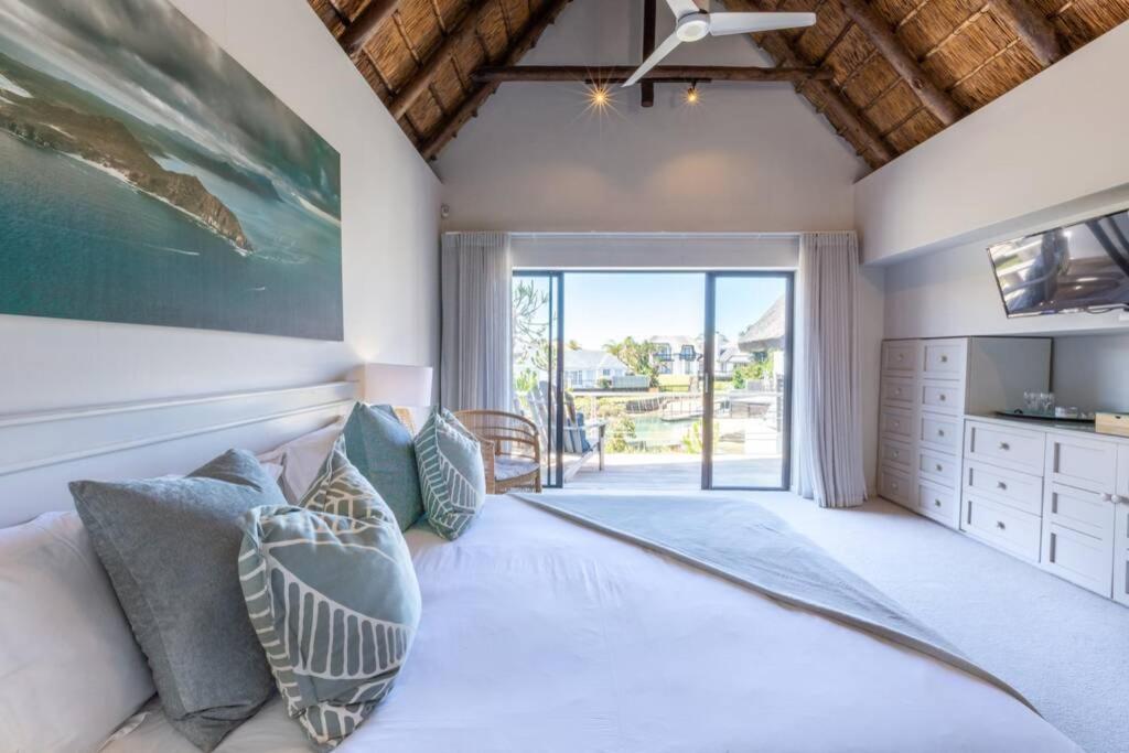 CANAL HOUSE: Waterfront property for rent - Housity