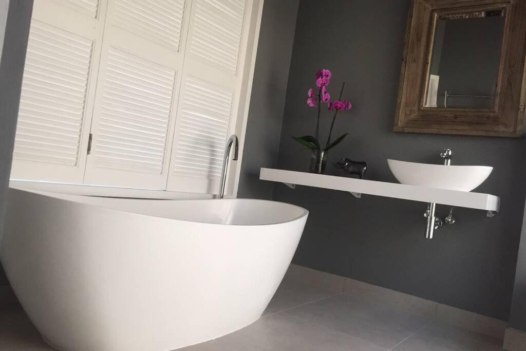 CANAL HOUSE: Waterfront property for rent - Housity