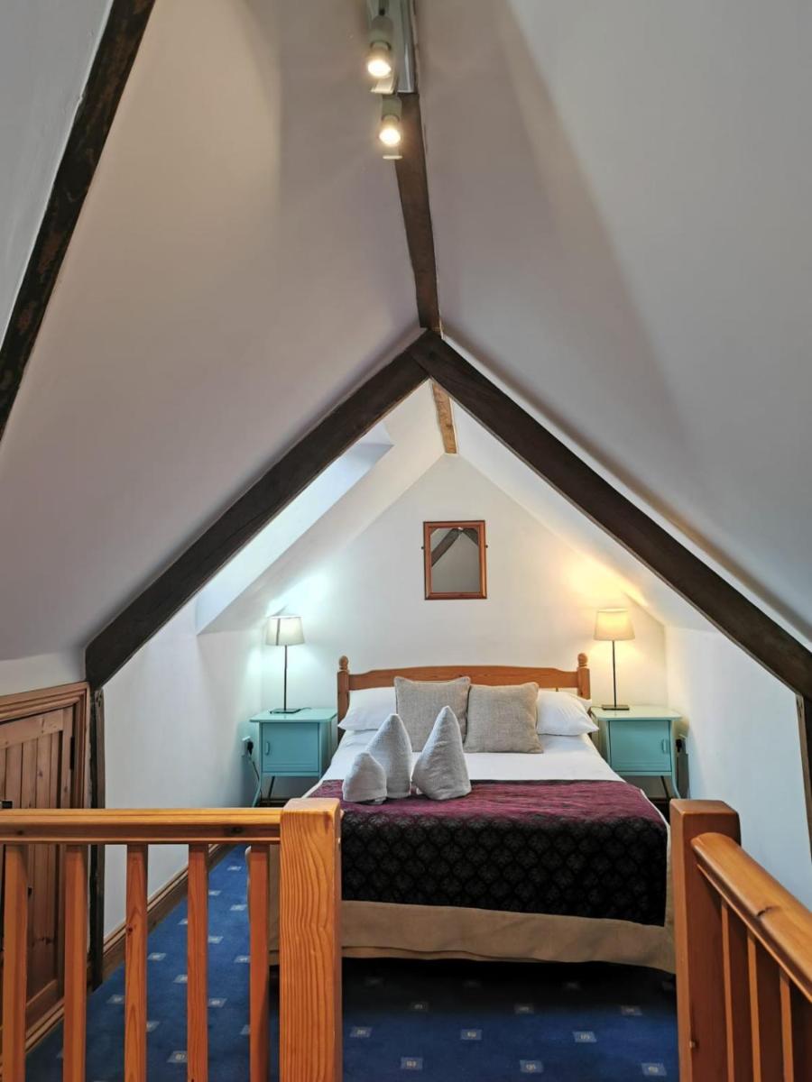 The Compasses Inn - Housity