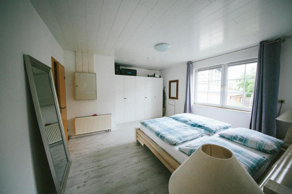 Große & voll ausgestattete Apartments, Studios, Doppelzimmer, Workspace, Parkplatz, Netflix, Prime & schnelles Wifi in ruhiger Lage mit Garten - Housity