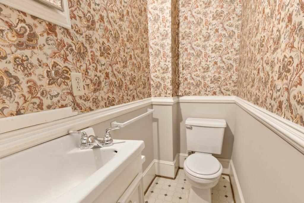 Beautiful Home in Rosewood Area, Minutes From the Stadium & DownTown - Housity