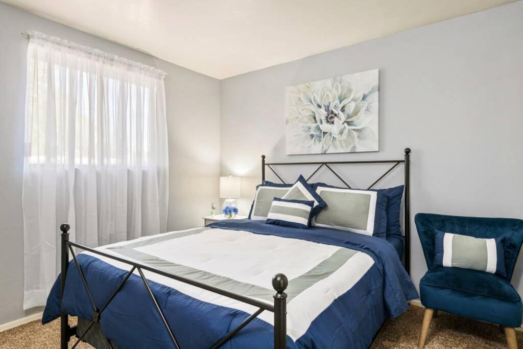 Sunset Foothills 2BR/1BA Condo; Mins to UofA,Hiking,&Food - Housity