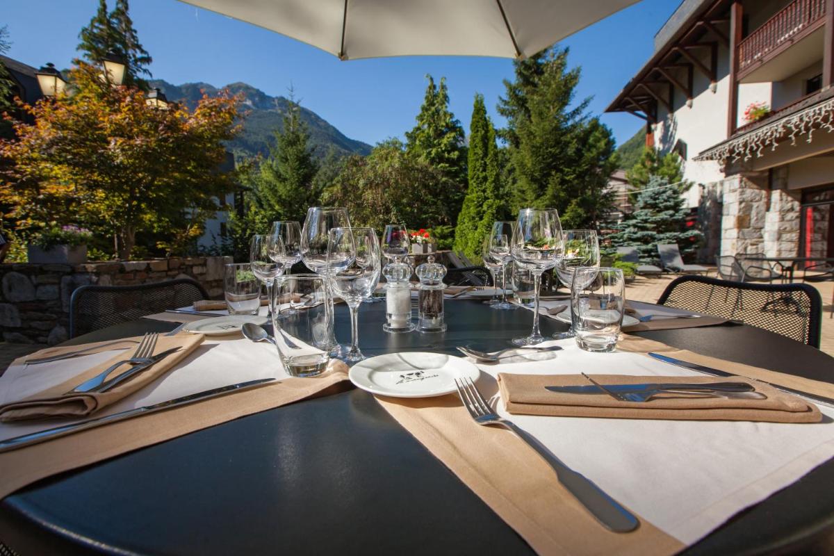 Vue générale sur la montagne ou vue sur la montagne depuis l'hôtel