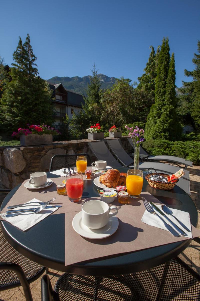 Vue générale sur la montagne ou vue sur la montagne depuis l'hôtel