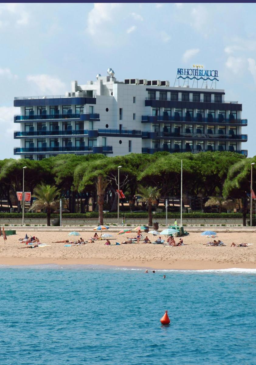 un hotel en la playa con gente en la playa en Hotel Blaucel, en Blanes