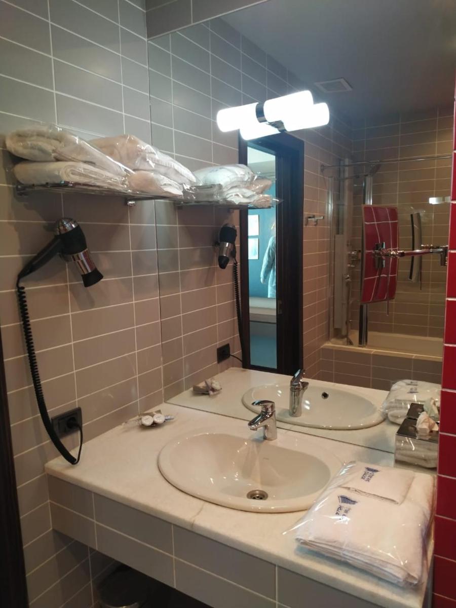 Chirag Plaza Hotel - Housity
