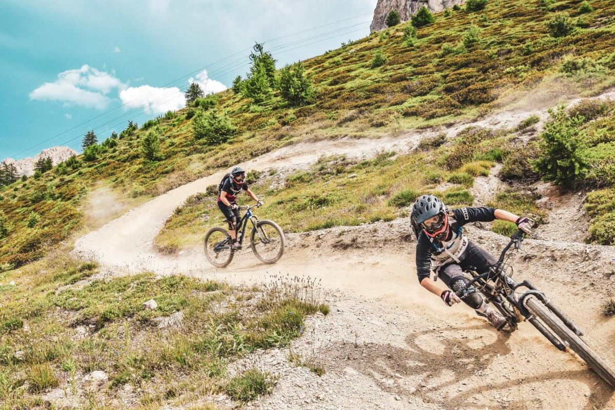 Vélo sur le terrain de l'établissement SOWELL HOTELS Le Parc & Spa ou dans les environs