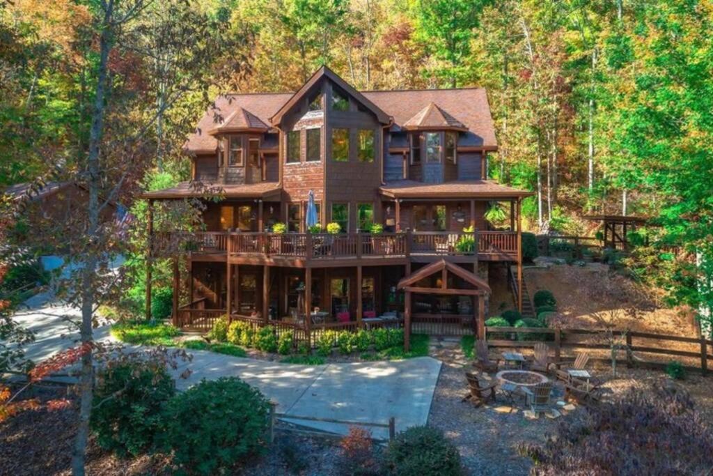 Christmas Lodge-Secluded near Downtown Blue Ridge - Housity