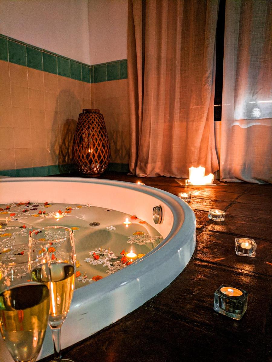 bañera con 2 copas de champán y 2 copas de vino en Hotel Fuente del Sol, en Antequera