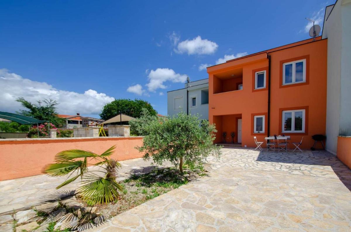 Holiday house with swimming pool Iva - Housity