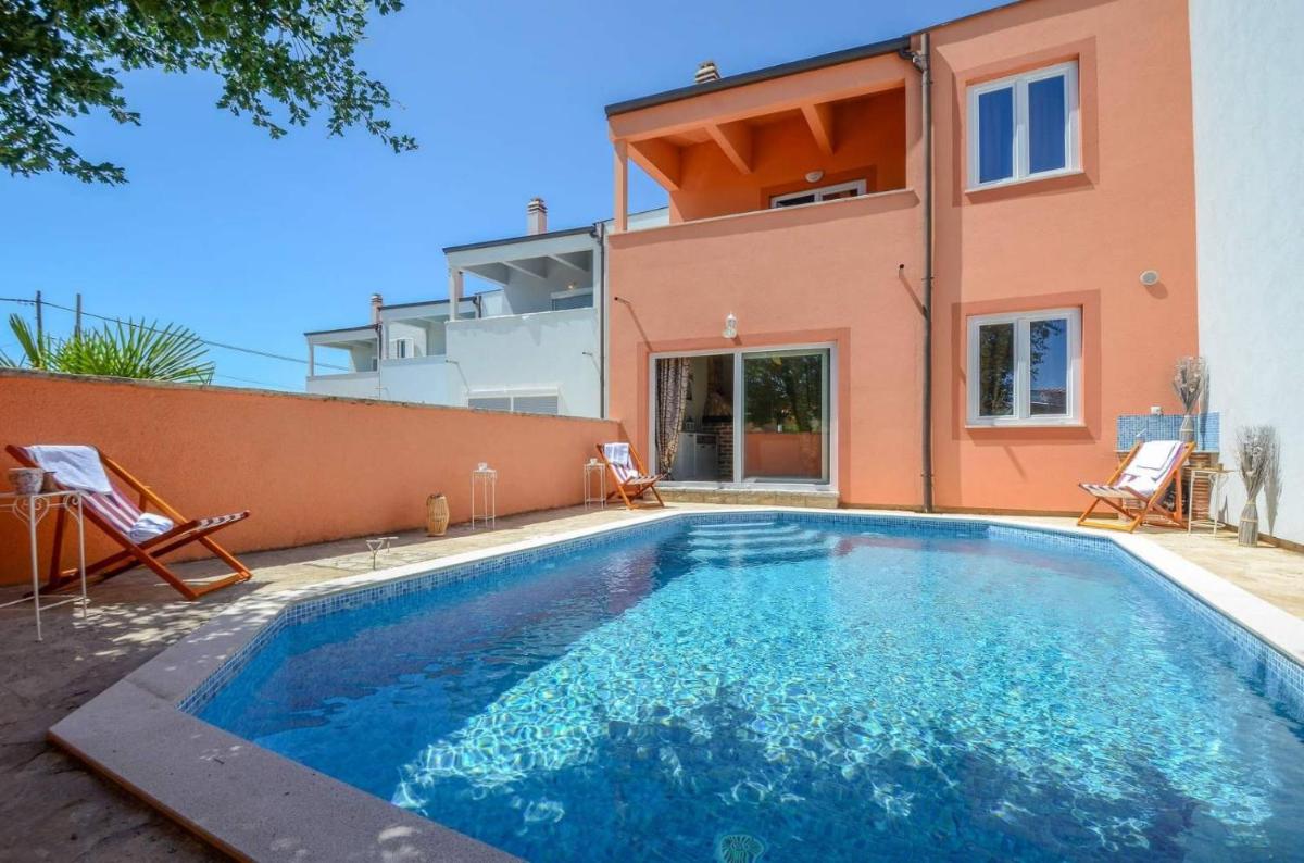 Holiday house with swimming pool Iva - Housity