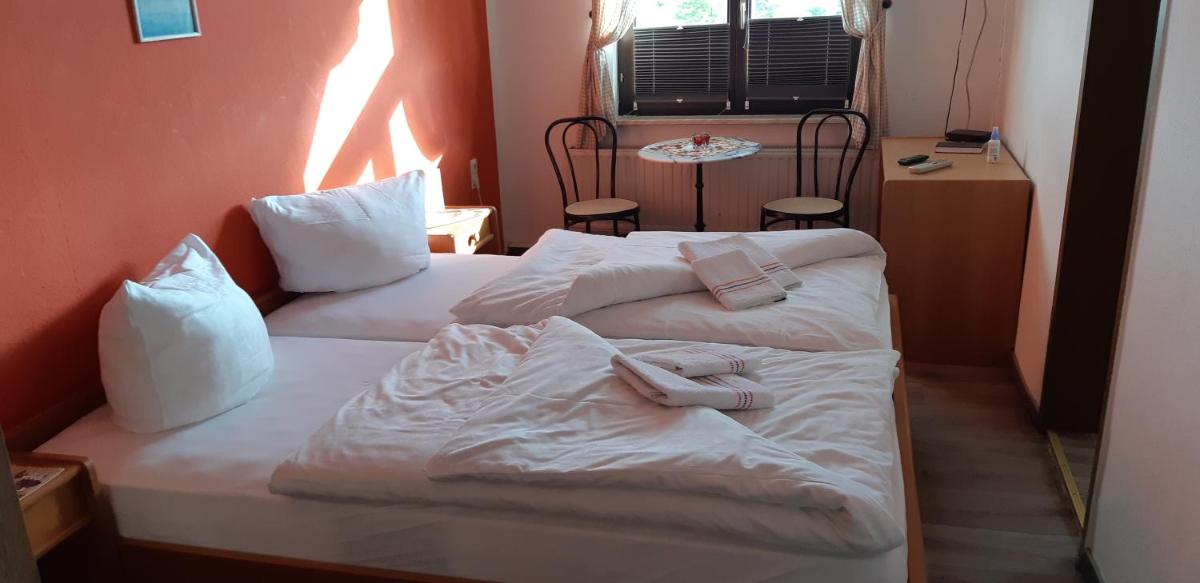 Pension Hirsch/Schwan - Housity