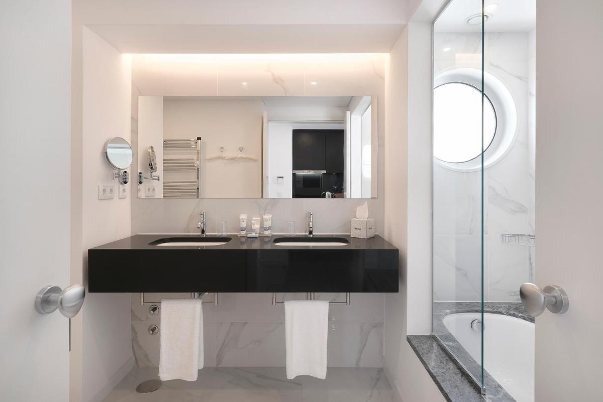 Uma casa de banho em Royal Obidos Scenic Resort