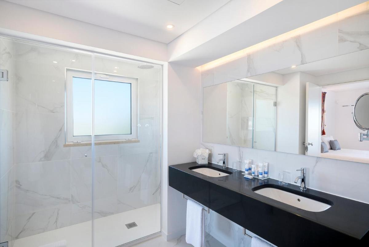 Uma casa de banho em Royal Obidos Scenic Resort