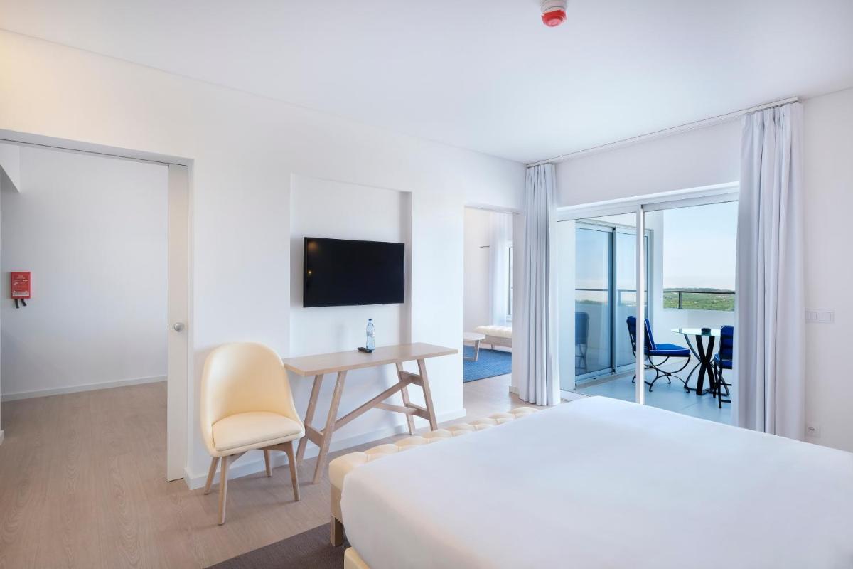 Uma televisão e/ou sistema de entretenimento em Royal Obidos Scenic Resort