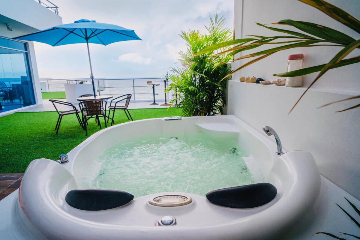 Exclusivo Penthouse frente al mar con acceso a la playa - Club Privado en Manta - Housity