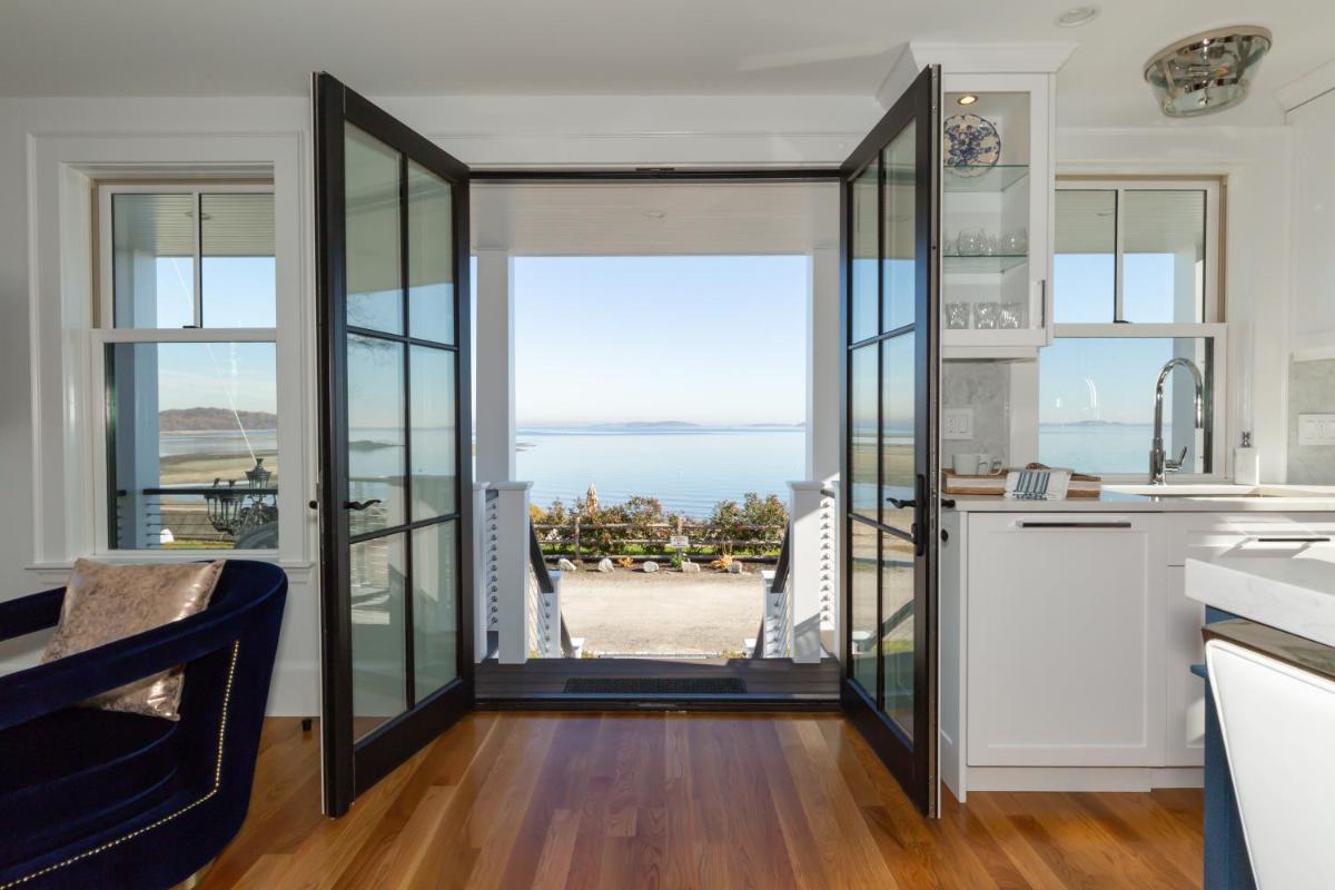 Luxury Oceanfront Bayside Jewel - Housity