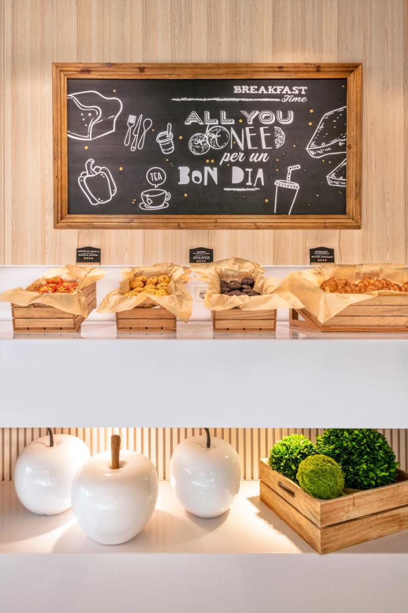 Comida en o cerca de este hotel