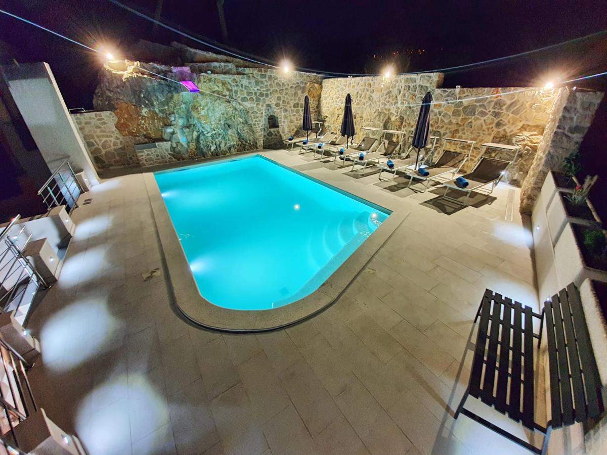 Ivan's holiday house with private swimming pool - Housity