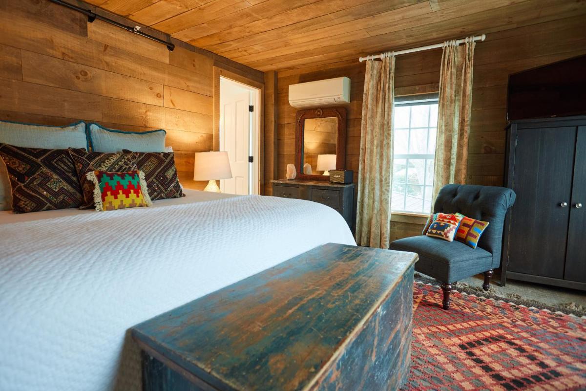 Shelter Harbor Inn - Housity