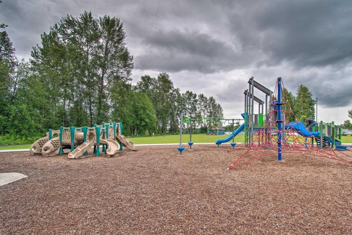 Charming Updated Retreat Walk to Lake Stevens! - Housity