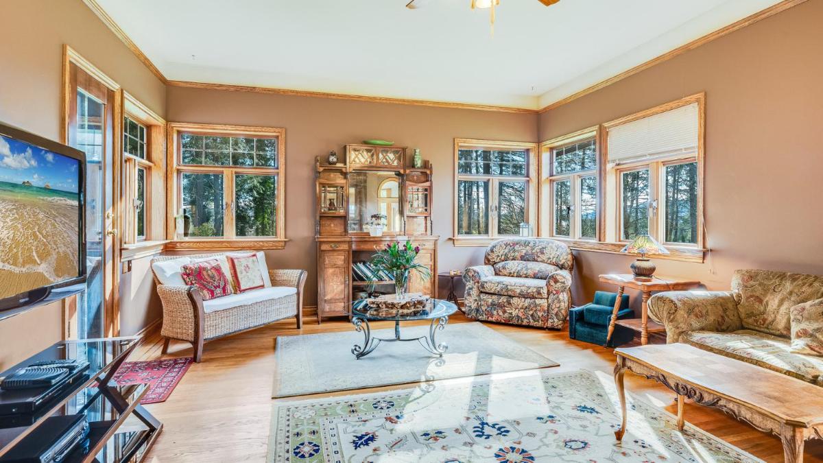 Suitetrails - Deep Cove Estate with Pool