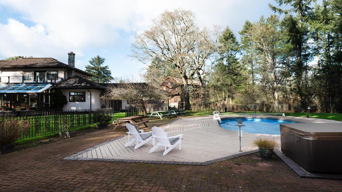 Suitetrails - Deep Cove Estate with Pool