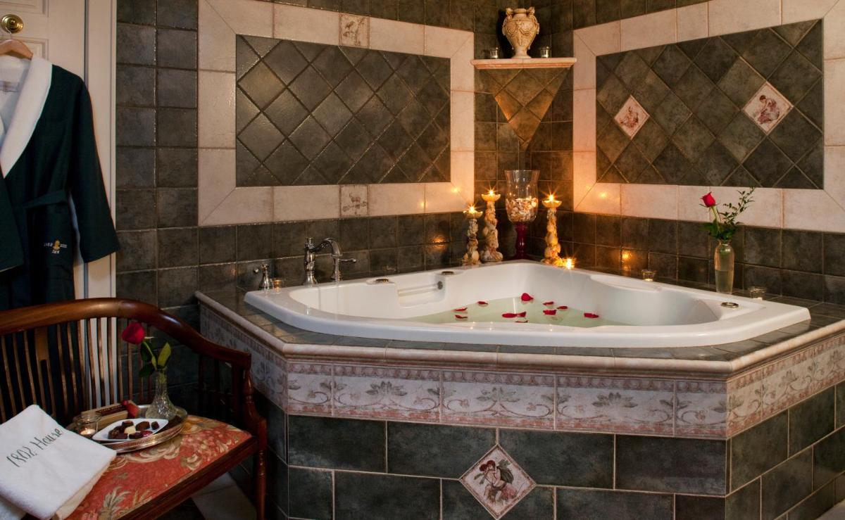 1802 House Bed & Breakfast - Housity