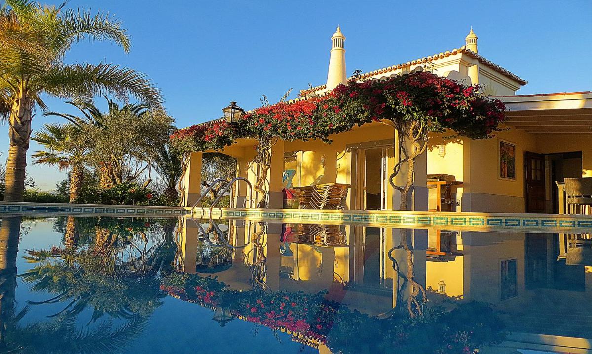 Spacious Villa in Carvoeiro with Private Pool - Housity