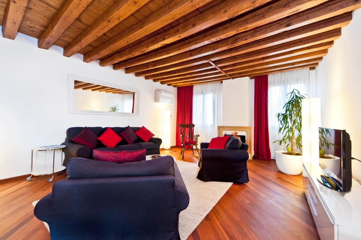 Venice Heaven Apartments - Ca Giulia apartment with private living TERRACE on last floor no lift - Hizvo