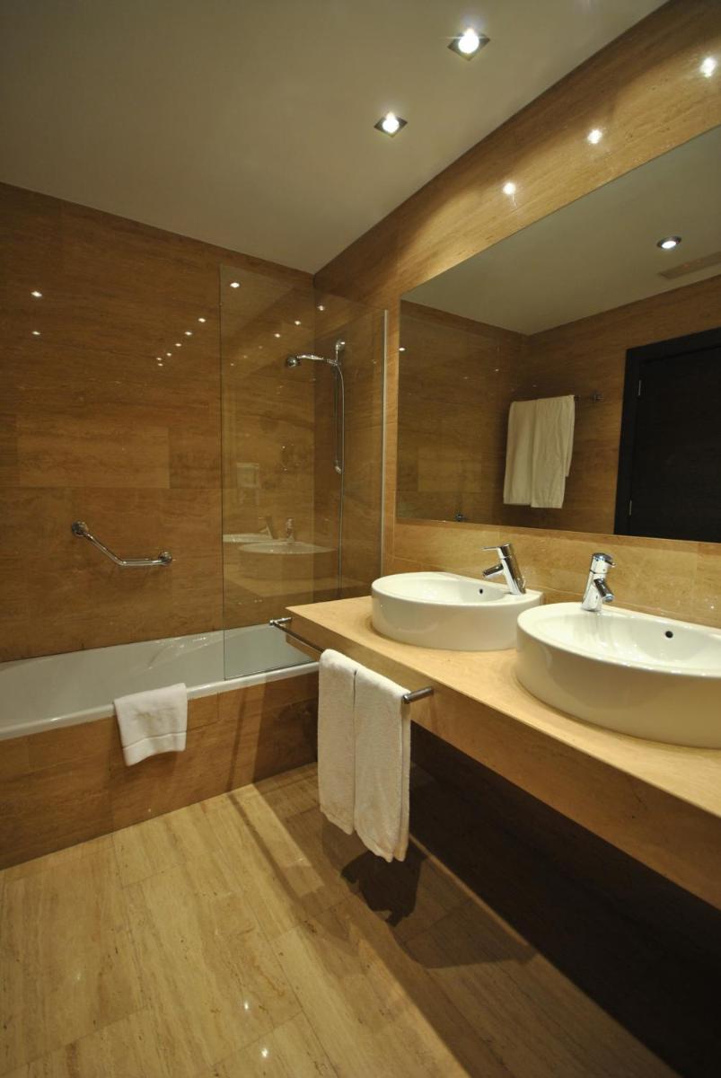 Un baño de Hotel Hyltor