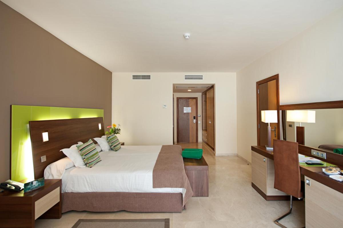 Cama o camas de una habitación en Hotel LIVVO Valle Taurito & Aquapark