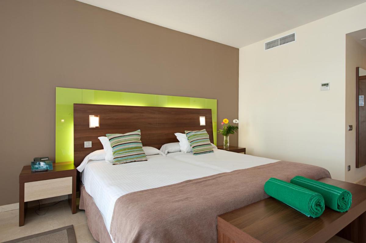 Cama o camas de una habitación en Hotel LIVVO Valle Taurito & Aquapark