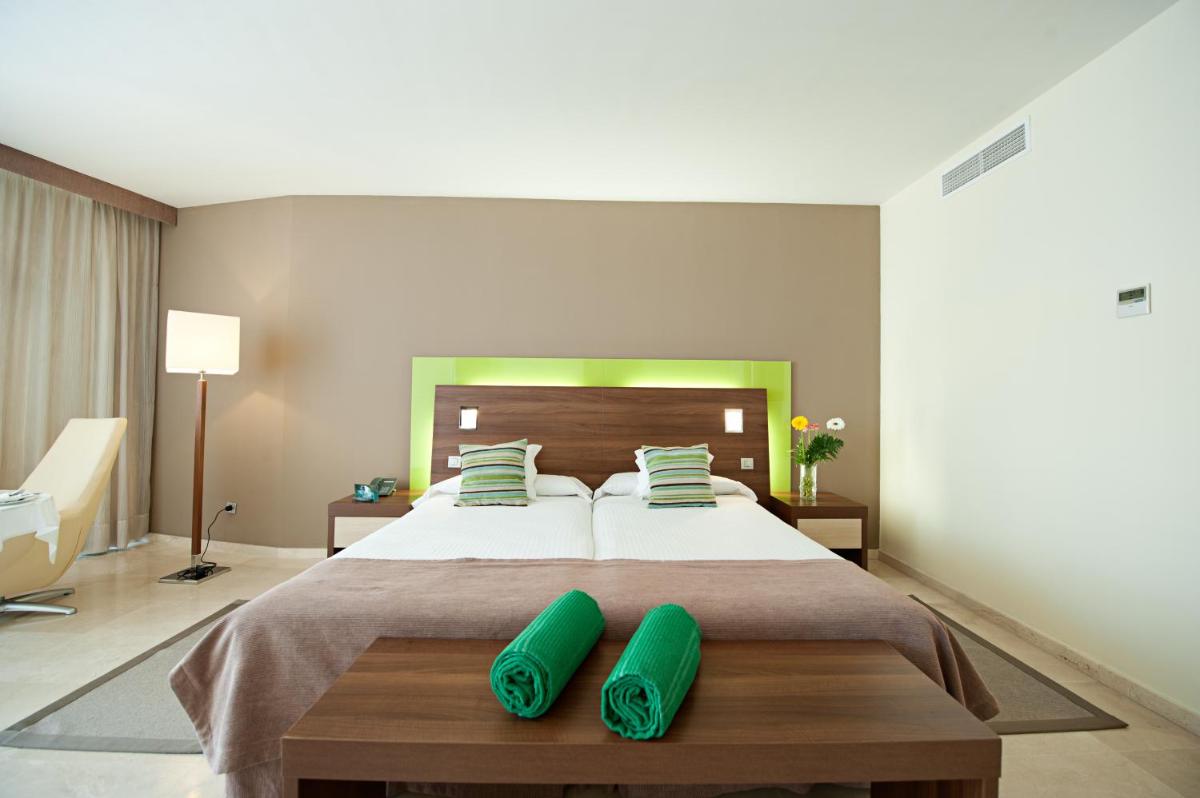 Cama o camas de una habitación en Hotel LIVVO Valle Taurito & Aquapark