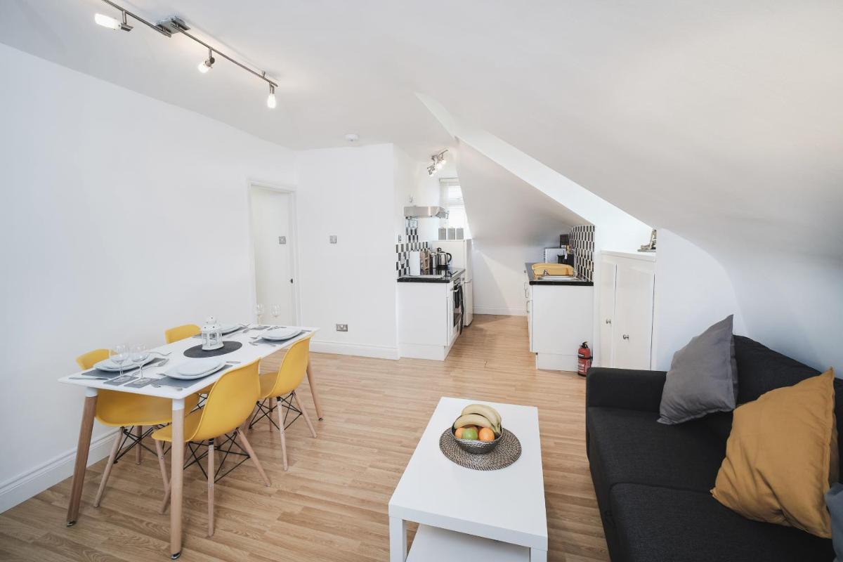 Canterbury 2 Bed Apartment Close to Town CT1 Sleeps 6 - Housity