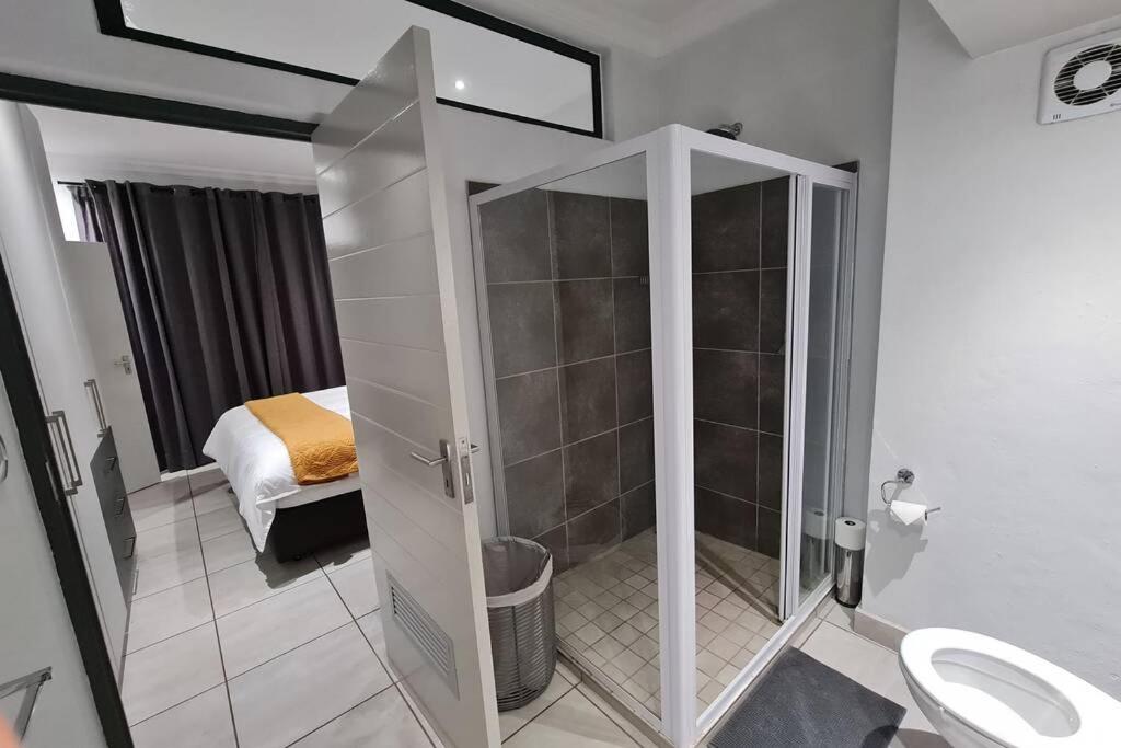 Upmarket one-bedroom apartment at Menlo Park - Housity
