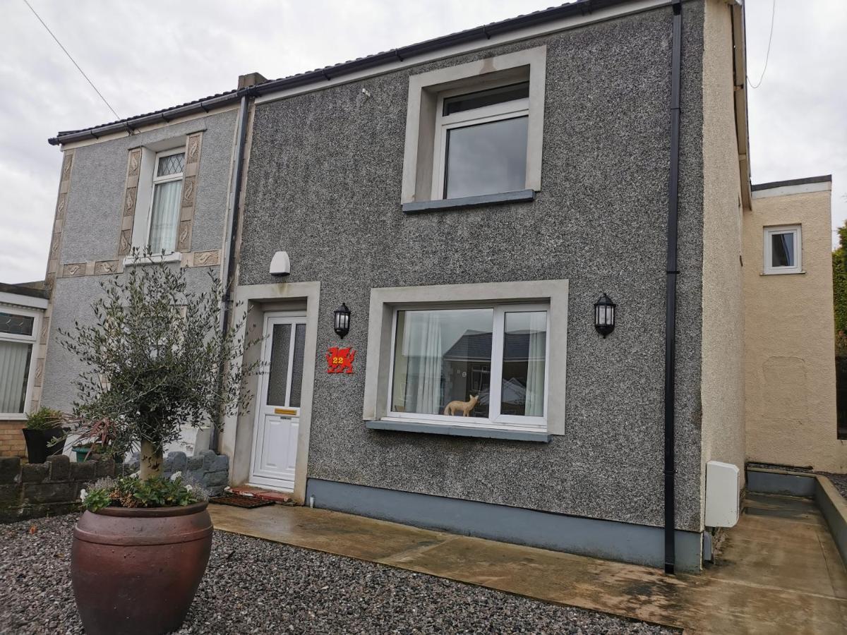 Immaculate 3 bedroom home with SuperFast WiFi, Dragon Cottage, Llansamlet, Swansea - Housity